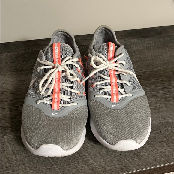 Woman’s Nike size 6.5 gently worn sneakers - Picture 2 of 4